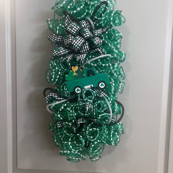 20 inch in length deco mesh wreath - Picture 2 of 2